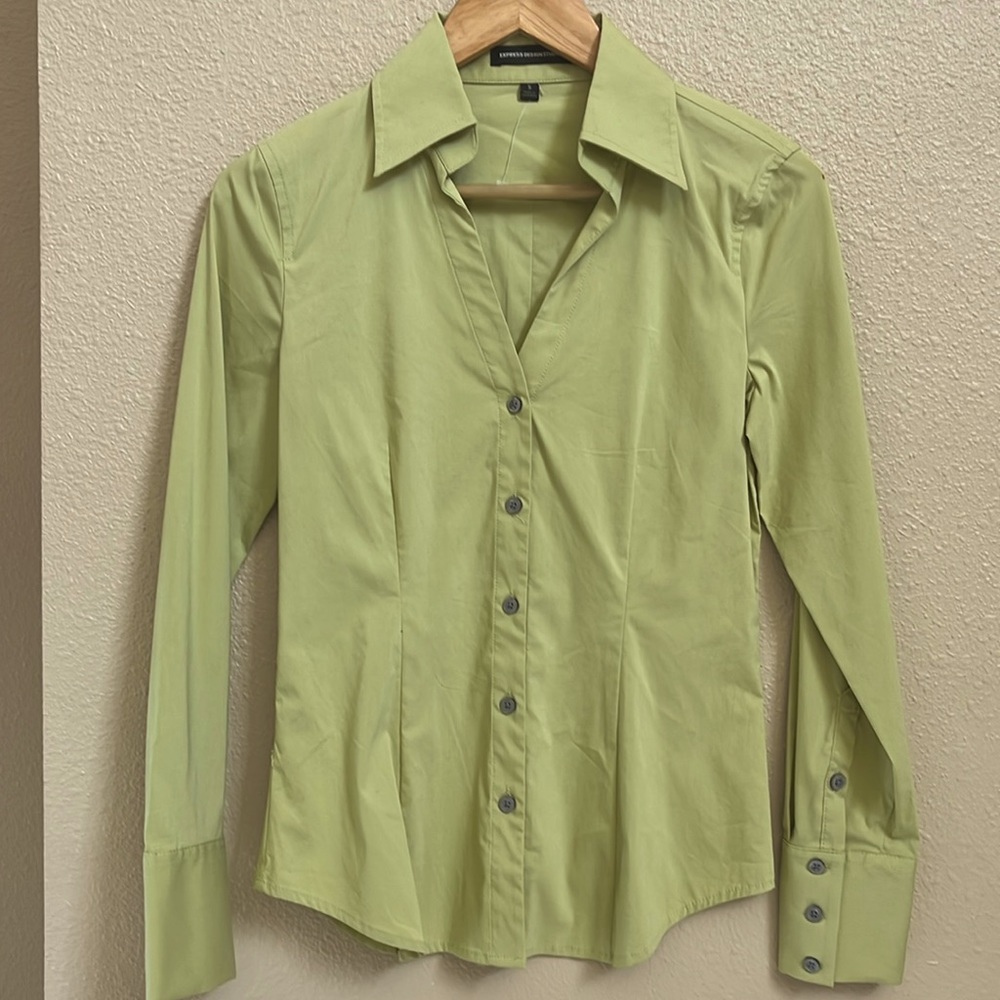 Express design studio women S shirt- nwot- green-25”L- seams in the front / back